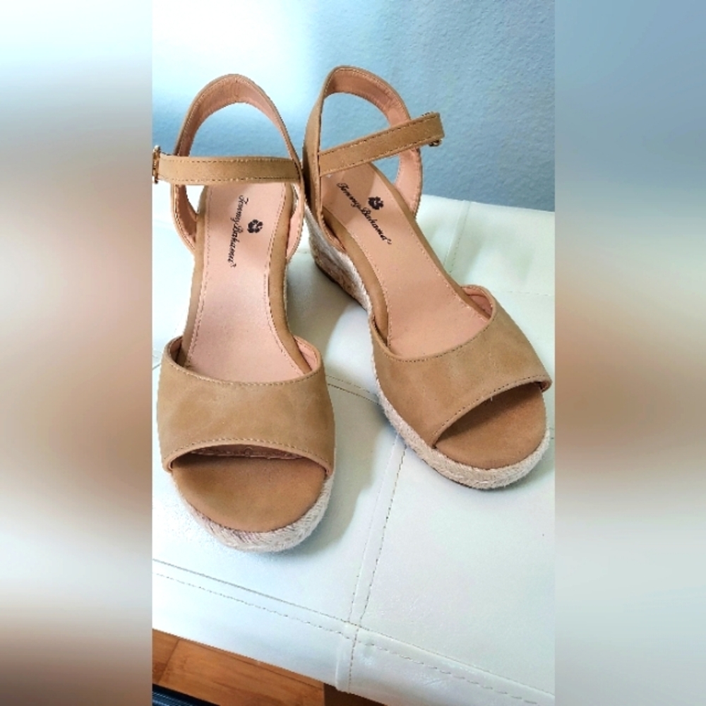 Tommy Bahamas Tan wedge sandal size 9